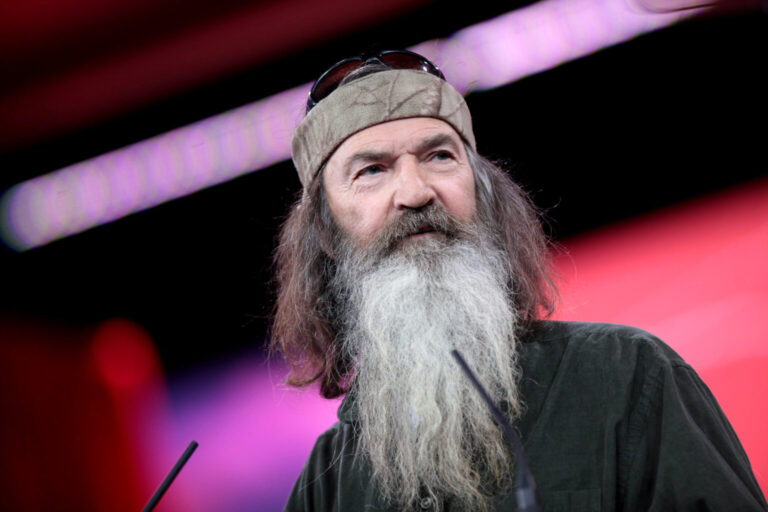 ‘Duck Dynasty’ Patriarch Phil Robertson Dies At 79 After Battle With Alzheimer’s