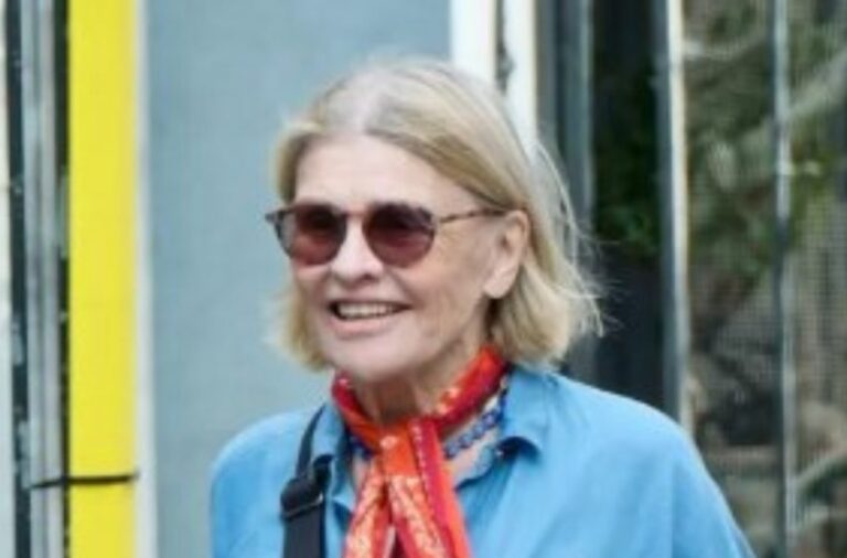 Hollywood Legend at 85: Suprising Paparazzi Photos Reveal a Beautiful Transformation!